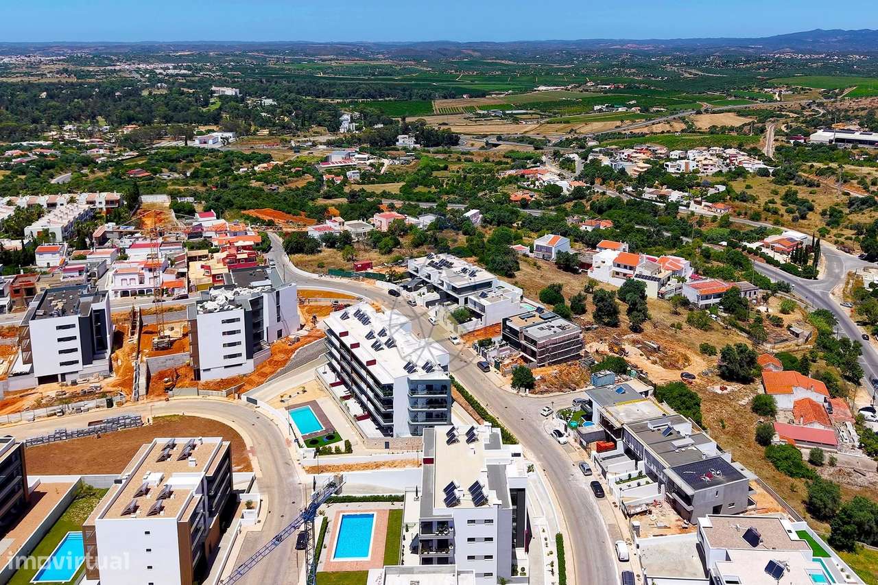 Linda moradia em banda em construção para venda na área de Sesmarias,-23