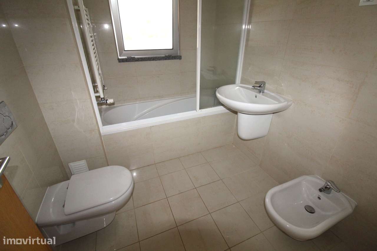 Apartamento T2 com Terraço – Zona do Fórum Viseu-13