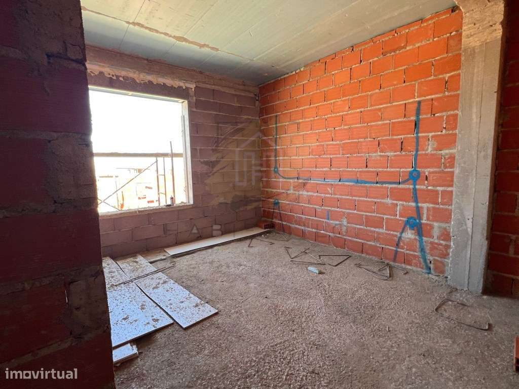 Moradia isolada em construção v3-12