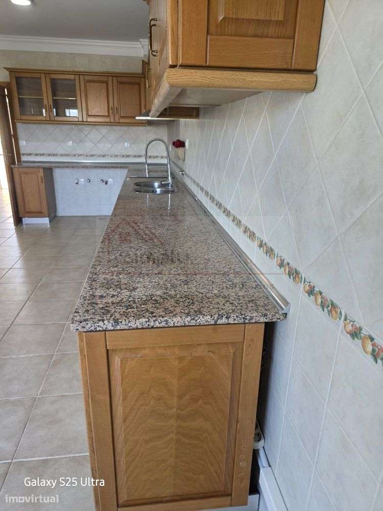 Moradia T4 com piscina e 900 m² de terreno na Quinta da Serralheira,-25