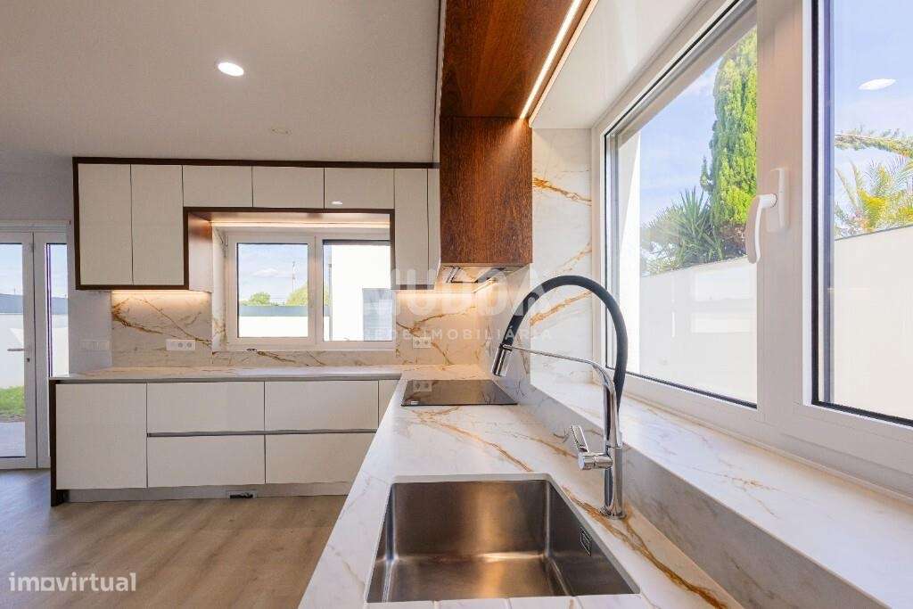 Moradia T4 com Design Contemporâneo e Acabamentos Premium-7
