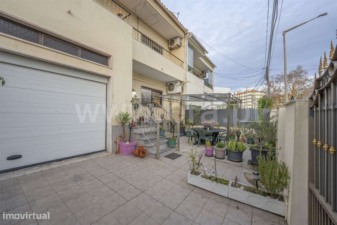 Moradia em Banda T5; Paivas-21