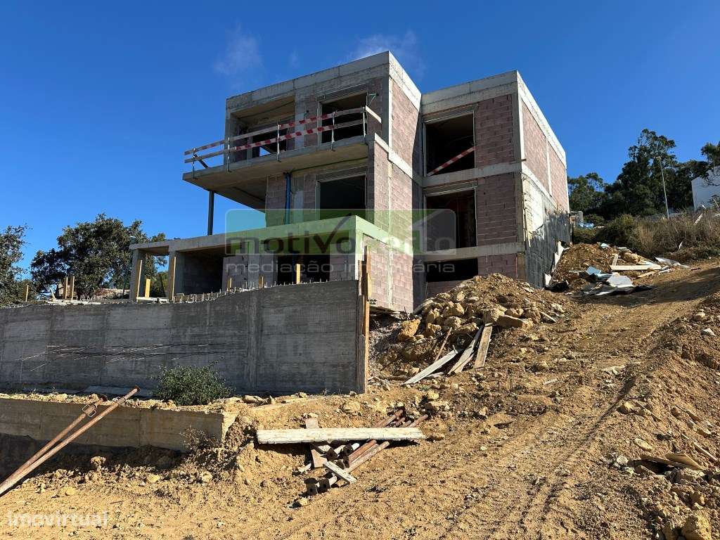 Moradia T4 Contemporânea com Piscina e Garagem - Almargem do Bispo-1