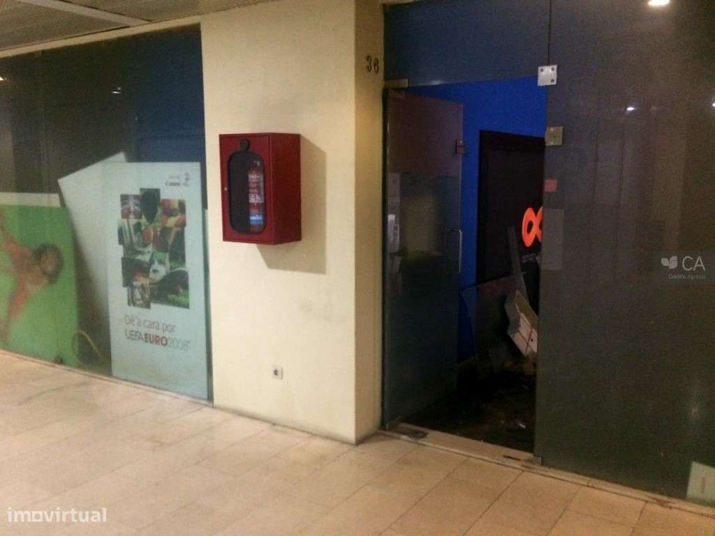 Loja com 72,5m² para venda, situada no centro da cidade do Porto - Grande imagem: 2/6