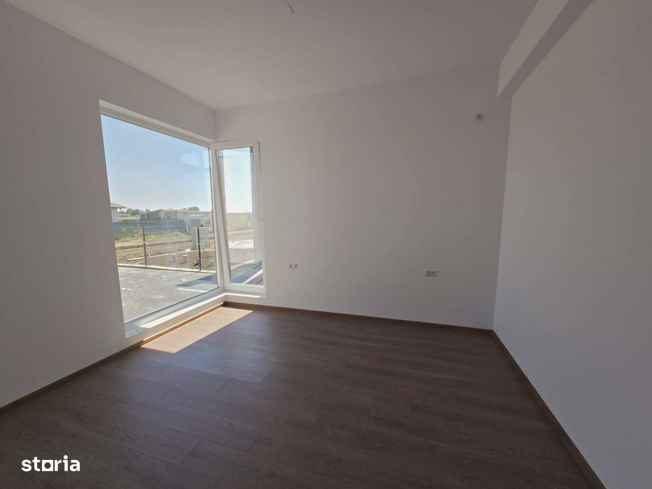 Casa 3 camere- 2 bai- apa curenta- incalzire pardoseala- str asfaltata - Imagine principală: 4/7