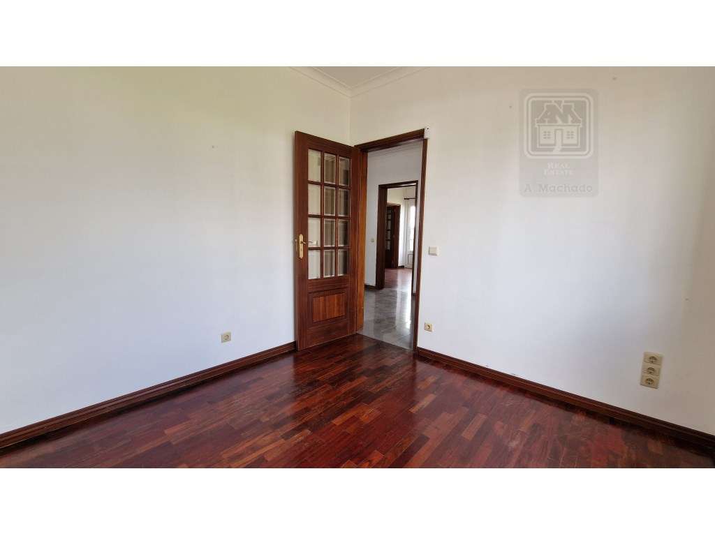 VENDA de MORADIA - VIVENDA T4+1 com Jardim e Garagem - Relva, Ponta...-33