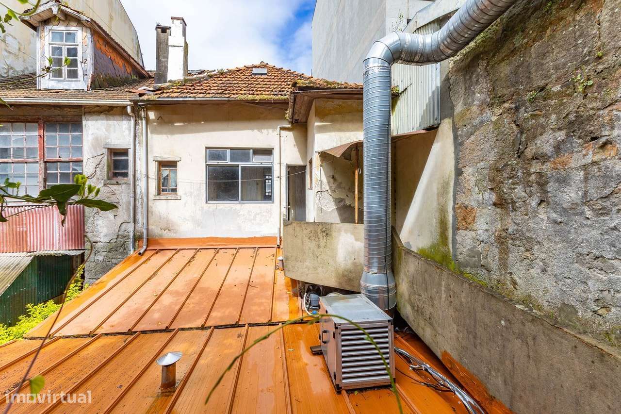 Andar Moradia T4 Duplex para Renovação Total-19