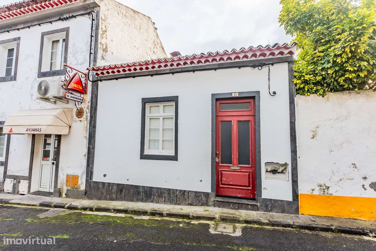 Moradia T1 no centro de Vila Franca do Campo - Grande imagem: 2/18