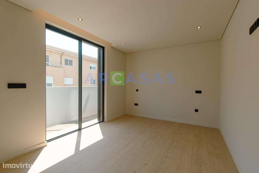 Apartamento T4 com varanda e garagem fechada em São Cosme, Gondomar-11