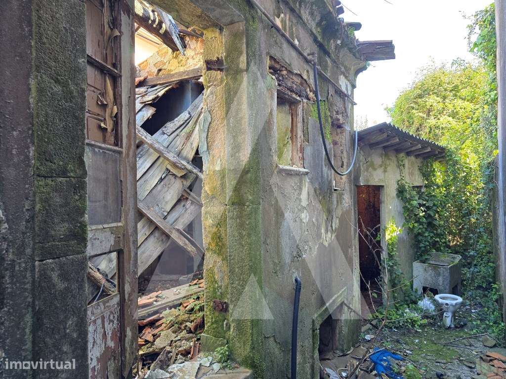 Moradia por recuperar em São João da Madeira-14
