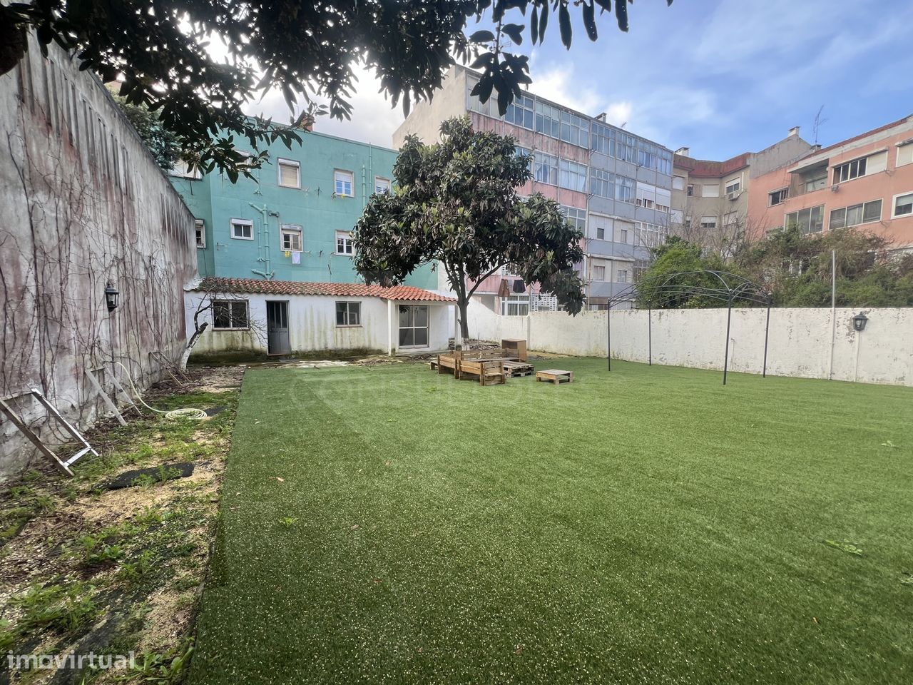 Apartamento Renovado com 239 metros de Quintal