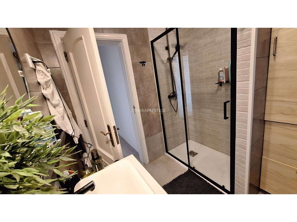 Apartamento T2 Totalmente Remodelado - Portela de Sintra-23