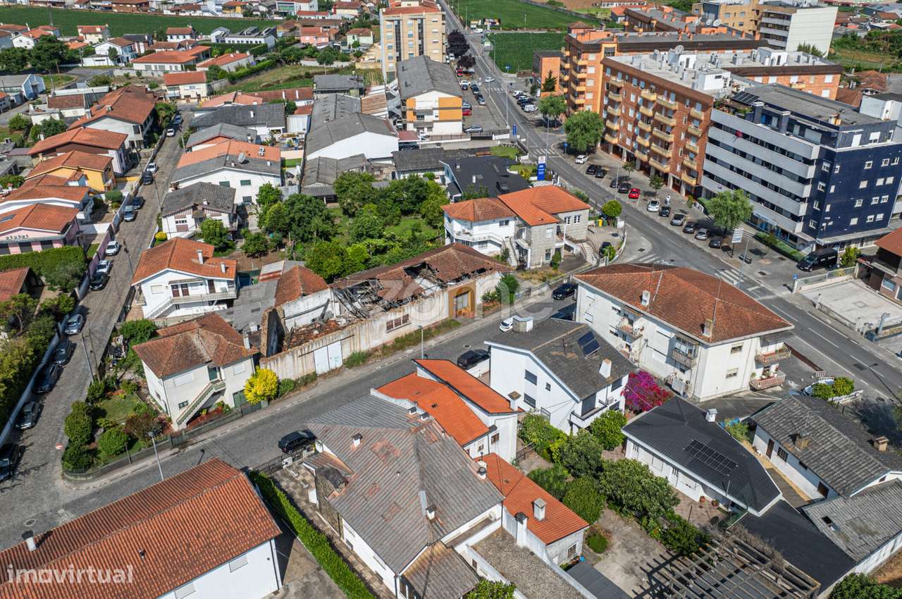 Moradia T5 4 frentes no Centro da Trofa-8