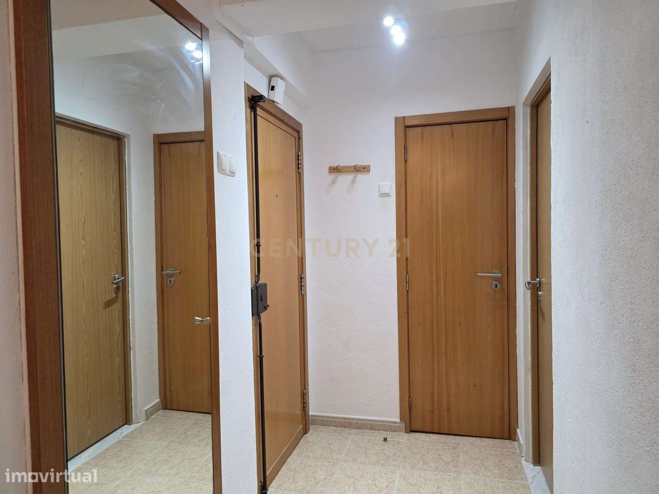 Apartamento T3 em Monte Abraão com bons acessos e proximidade a Lisboa-8