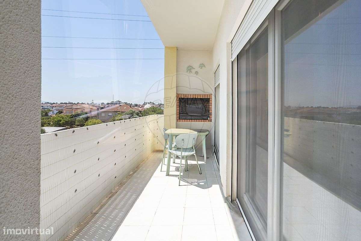 Apartamento T3 com box e varanda para Venda-17