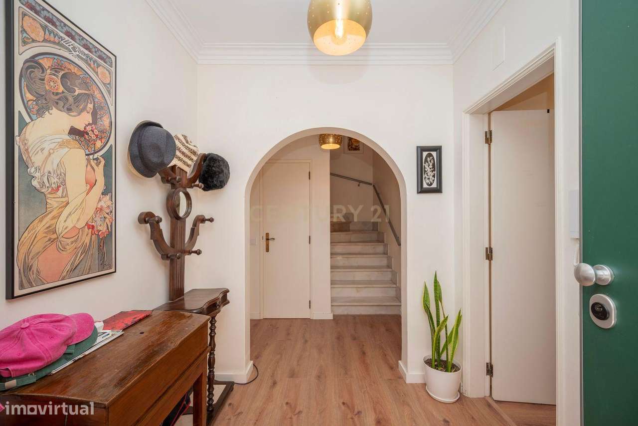 Moradia remodelada de 6 assoalhadas Exclusiva no Estoril-5