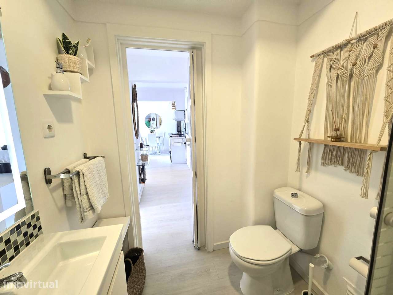 Excelente Apartamento T2 renovado com Open Space e Varanda - Almada-17