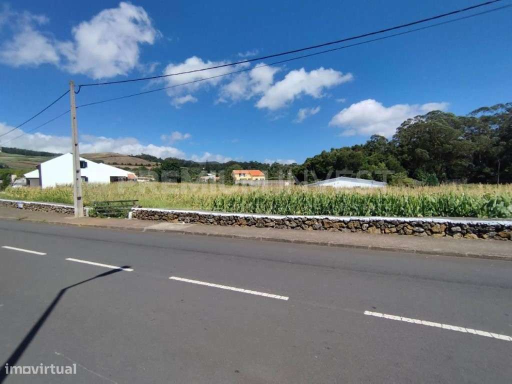 Terreno Urbanizável com 2182 metros quadrados / Possível loteamento - Grande imagem: 2/17