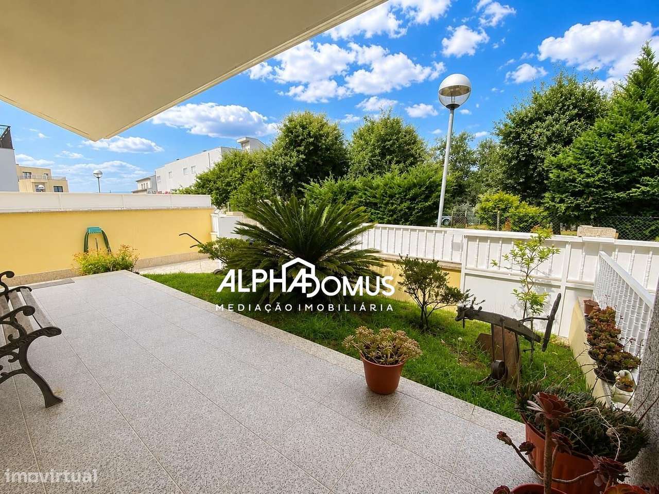 Moradia T4 com Suite, Sotão, Garagem e Espaço Exterior em Valença-39