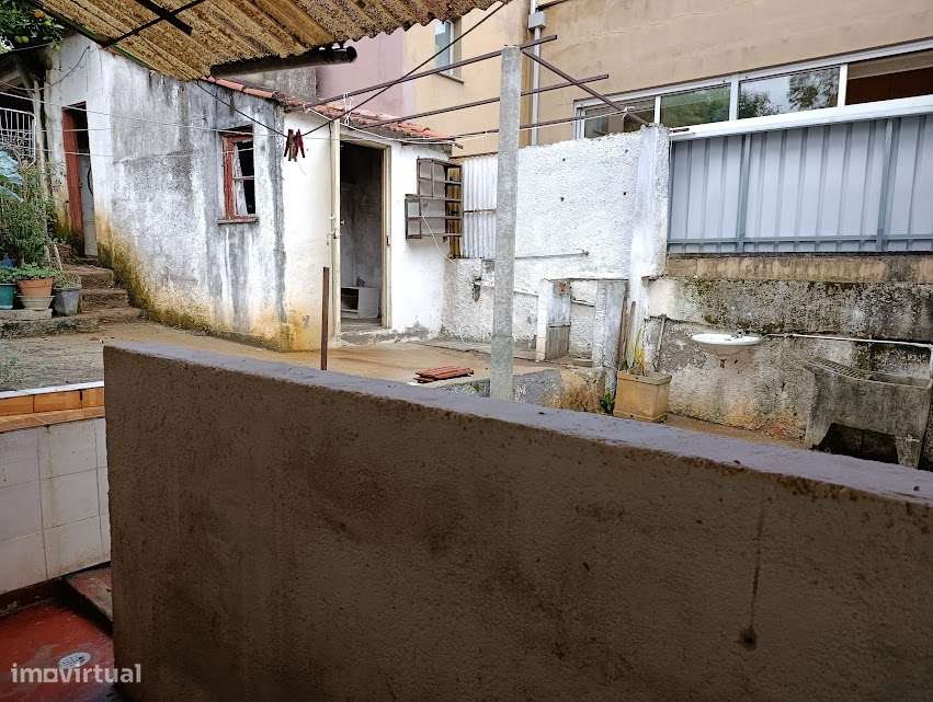 Moradia T3 geminada, com quintal, em Santa Clara, Coimbra-19