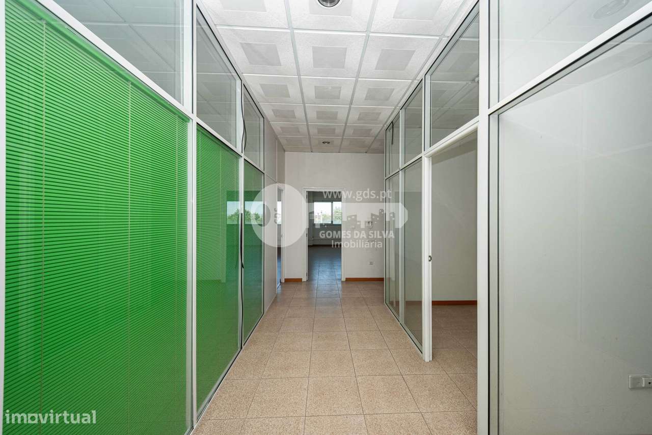 Pavilhão Comercial c/ área bruta de 1782m2 em Ferreiros-16