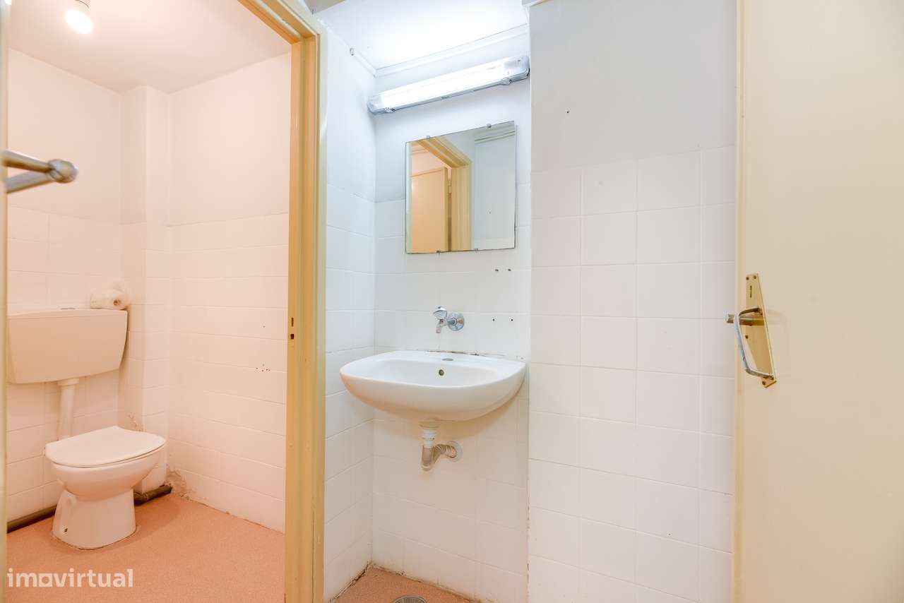 ESPAÇO COMERCIAL REMODELADO | PRONTO A FUNCIONAR | SACAVÉM-7