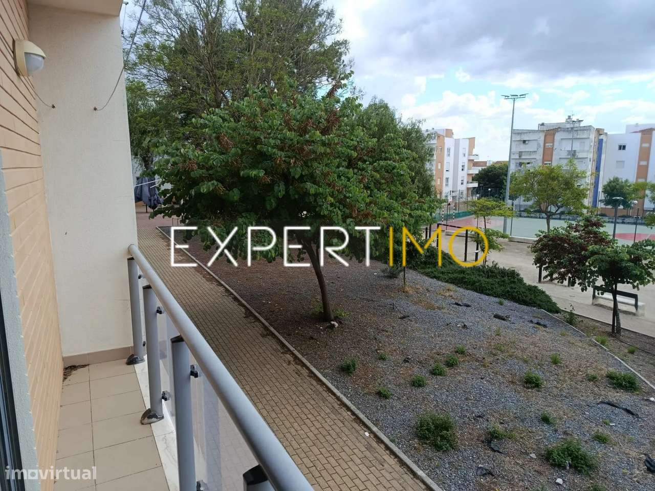 Apartamento T2 R/C mobilado, com varanda e arrecadação-7