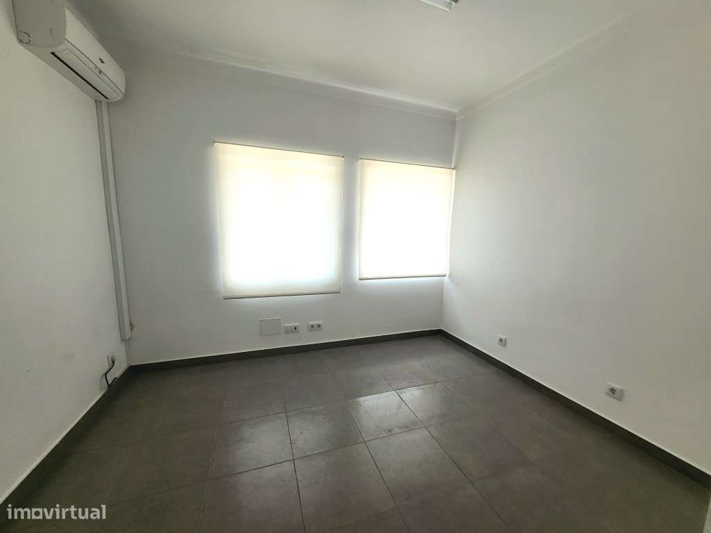 Armazém amplo junto ao metro do Senhor Roubado-18