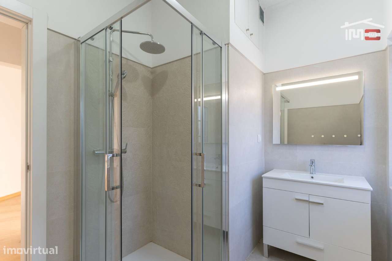 OPORTUNIDADE INVESTIMENTO - APARTAMENTO T4 CONVERTIDO EM T5 COM TER...-7