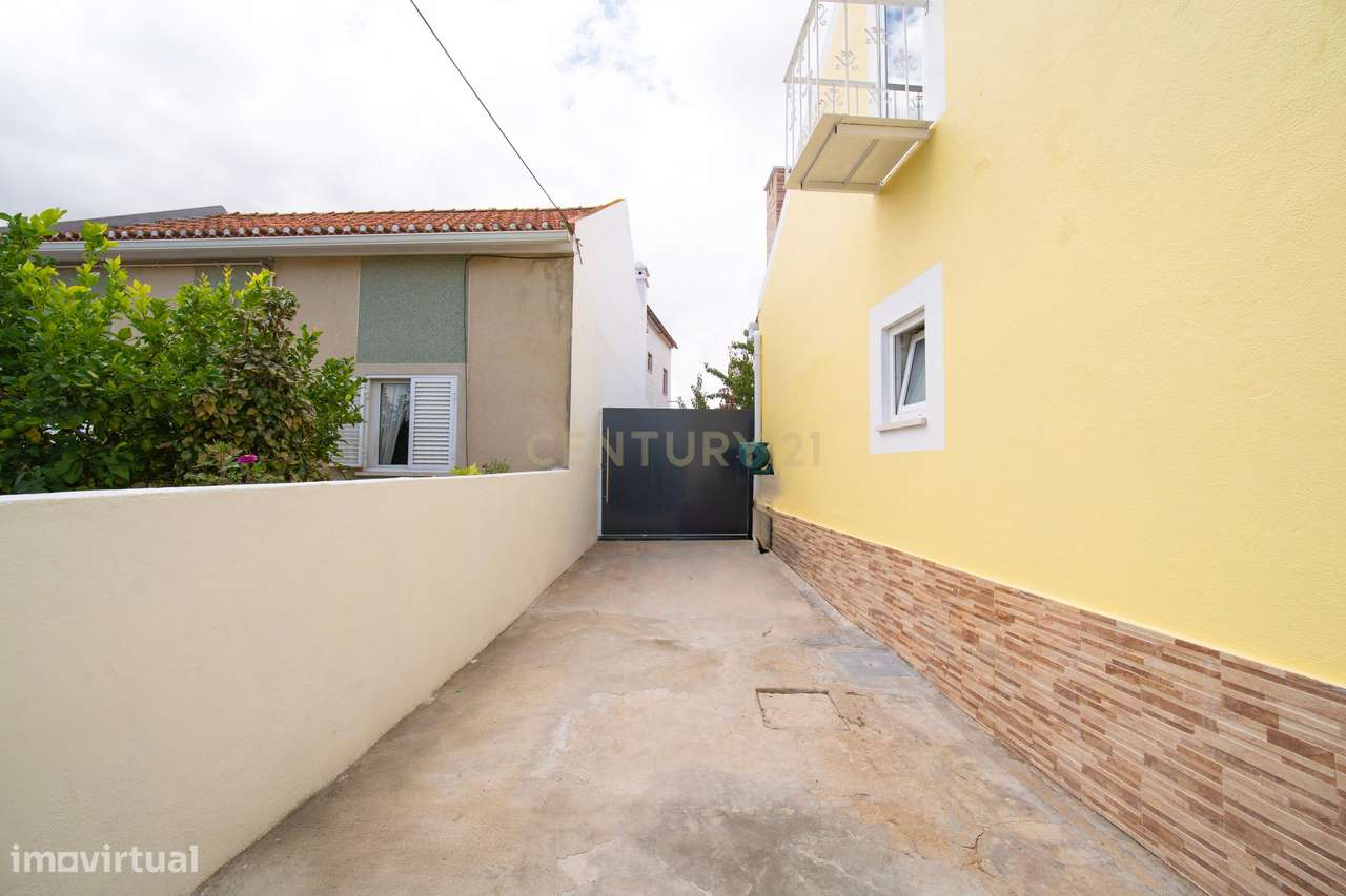 Moradia T2 Renovada, com 119 m² de Logradouro-22