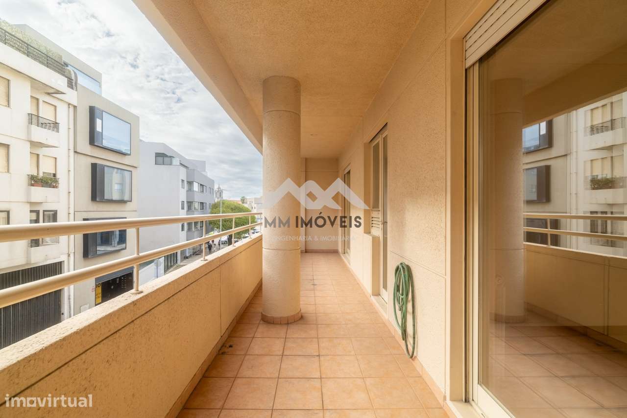 Apartamento T1 | Varanda | Exposição Sudeste | Garagem | Arrumos | Rua - Grande imagem: 5/32