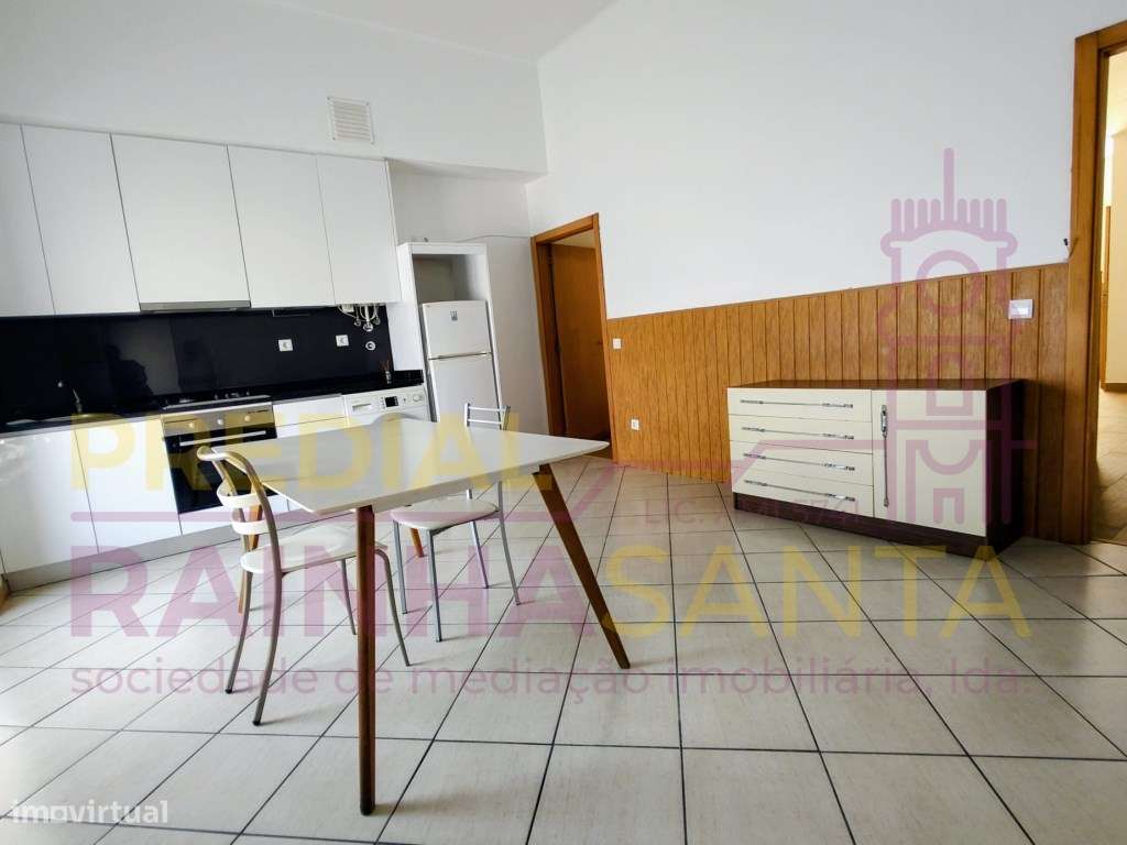 T2 com terraço. mobilado e equipado. 2 suites.
