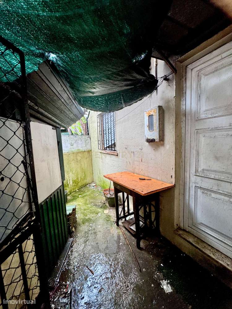 Camarate - Prédio de 2 andares de utilização independente-20