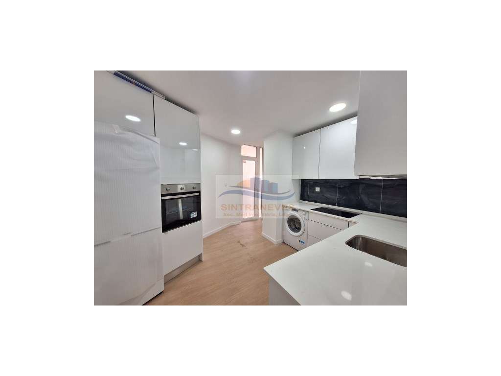 Excelente T2 Totalmente Remodelado na Mina de Água-1