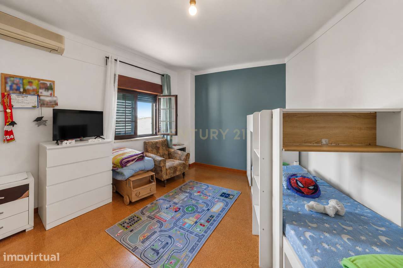 MORADIA T5 COM GARAGEM E PISCINA, 327 M² DE TERRENO PARA USUFRUIR-43