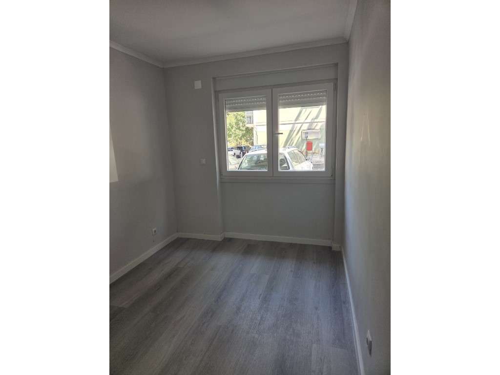 Apartamento T2 renovado em Benfica-12