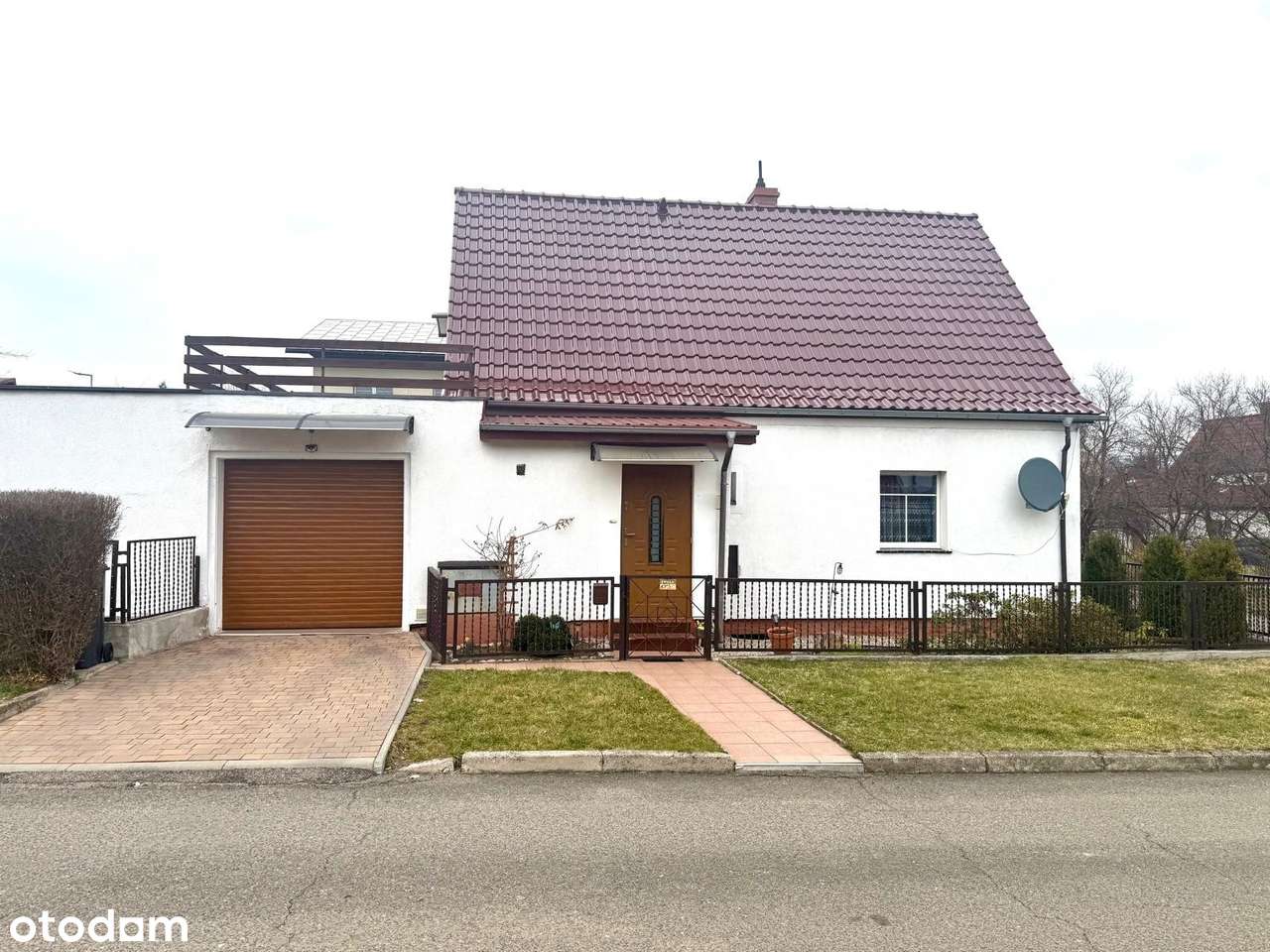 Zadbany dom na osiedlu Czarne Jelenia Góra.-1