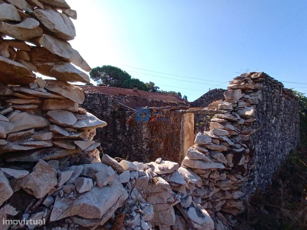 Moradia em ruina com terreno em Maxieira-17