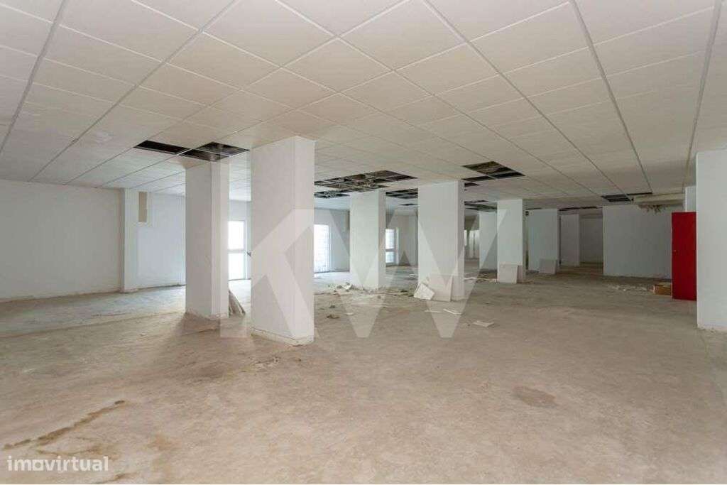 Imóvel AMPLO e VERSÁTIL muito central no Estoril - Grande imagem: 4/11