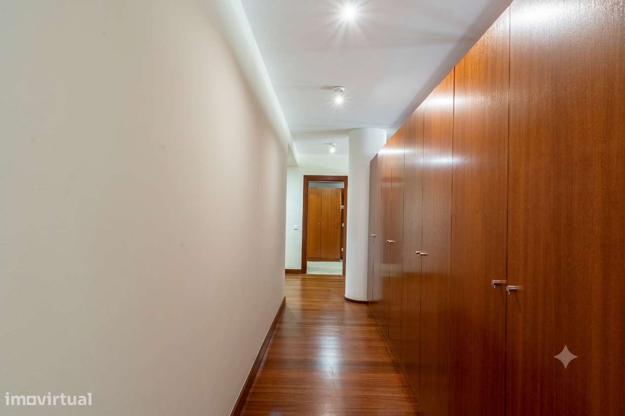 Apartamento T5 com 4 casas de banho e garagem-33