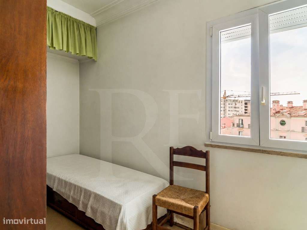 Apartamento T5 com garagem na Estrela-16