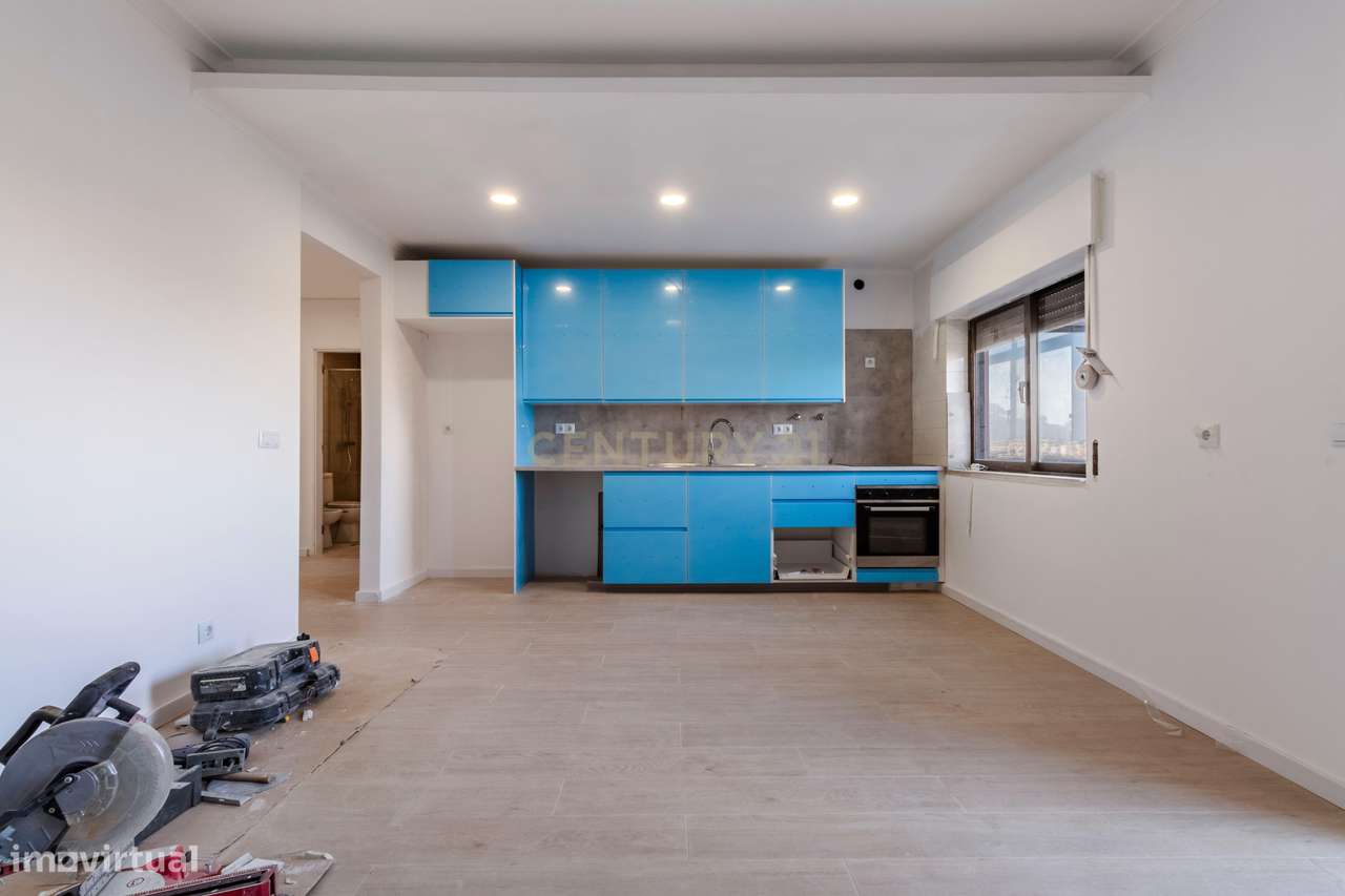 Apartamento T1 totalmente remodelado com 2 varandas,  Prédio com eleva-15