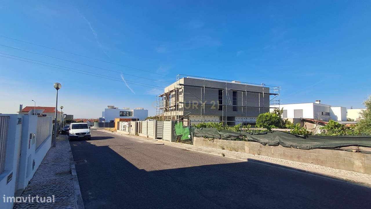 Moradia Isolada unifamiliar com piscina e garagem-20