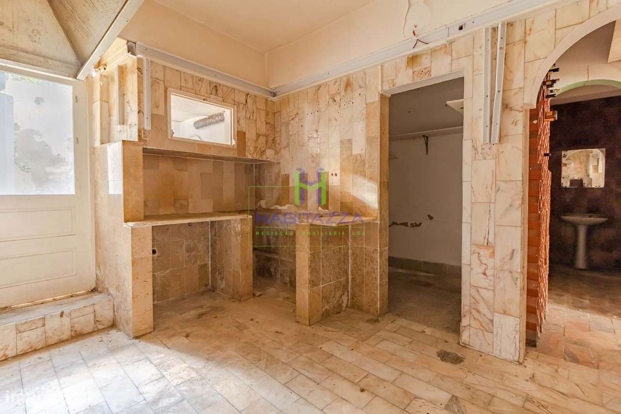 Prédio no Centro histórico de Lagos composto por 2 Apartamentos T3 e 1-6