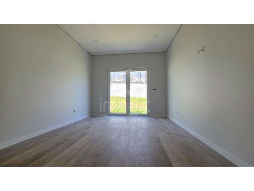 MORADIA T4 TÉRREA NOVA em SANTO ISIDORO-8