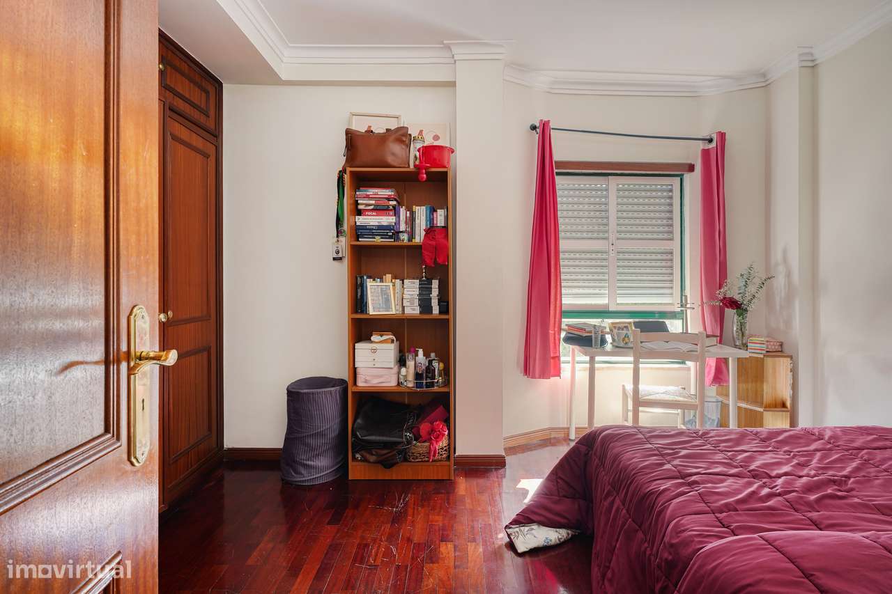 Apartamento T2 com garagem e elevador no Barreiro-10
