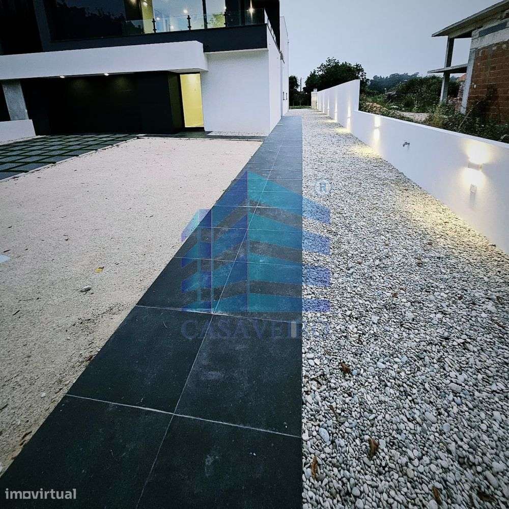 Moradia T4 Geminada em Santa Joana-12