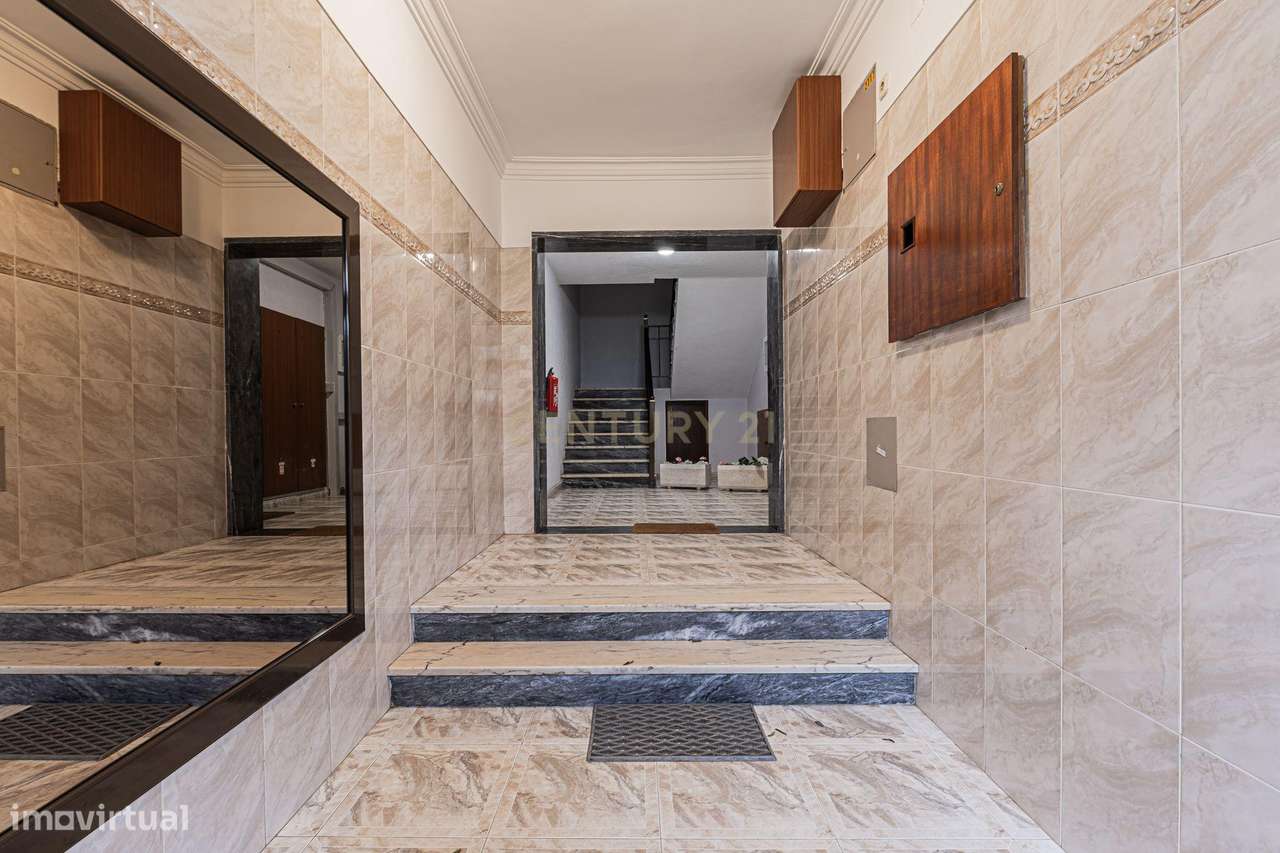 Apartamento T3 com 121 m2 - Fogueteiro - Grande imagem: 2/23