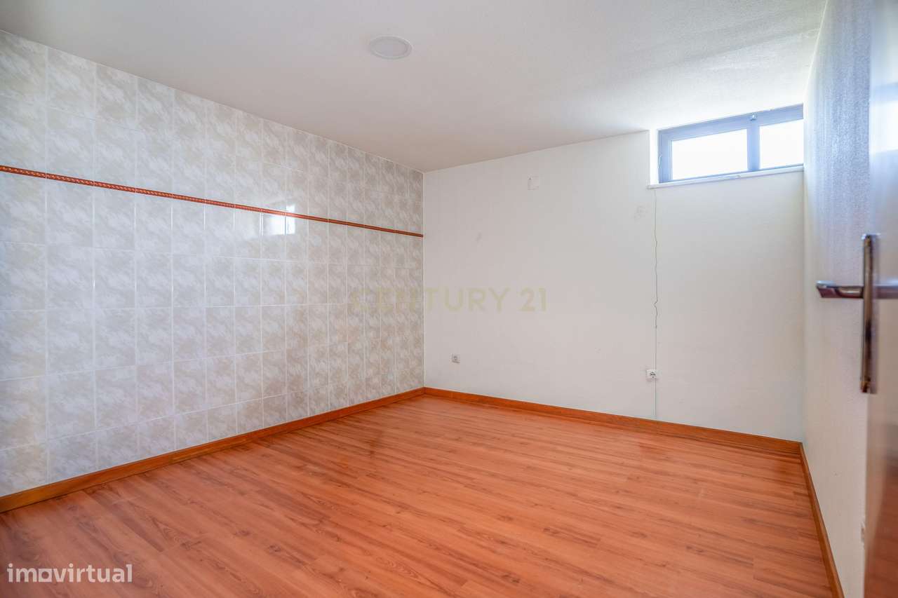 Moradia Bifamiliar com 2 Armazéns de Grande Dimensão-30