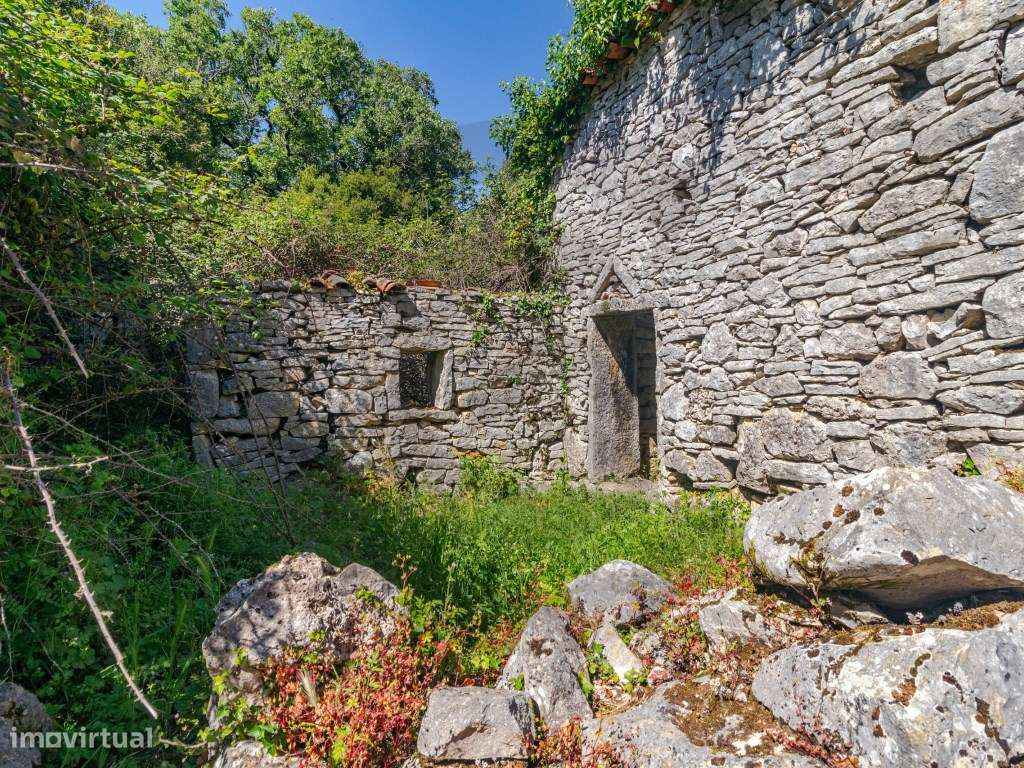 Ruina em pedra para reconstruir - S. Bento, Porto de Mós - Grande imagem: 5/10